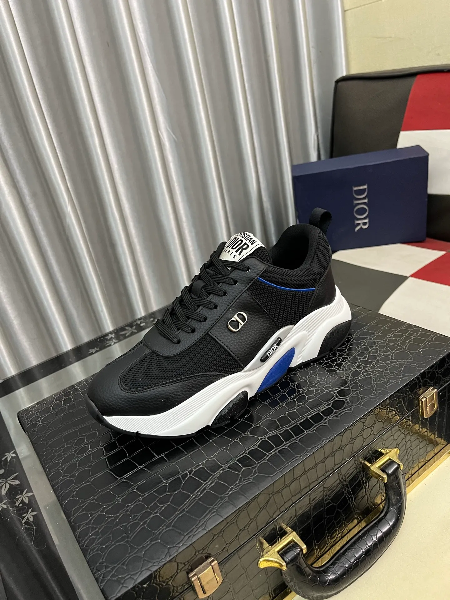 Men's men's shoes💰458⌚️⌚️Dior original quality.~ Unique modern style sneakers. 🏃A must-have casual shoe for trendy men😍😍 Original brand imported from Italy, imported original leather, sheep lining (refuses to discolor and grind feet) Sole: Original sole provided by the original factory, French lazy style design ⚠️Fit to the feet, original quality, super comfortable original sole. Just like shooting the real thing🎬The real thing is better, code number: 38-444⃣️colors available